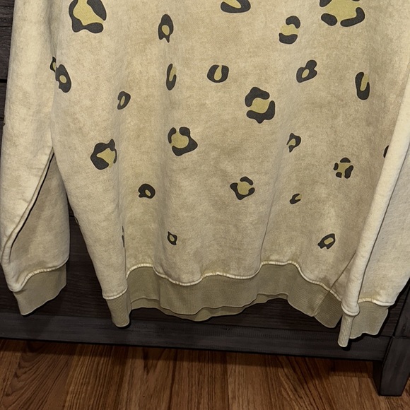 Cute comfy Easel crewneck!💚 - Picture 3 of 4